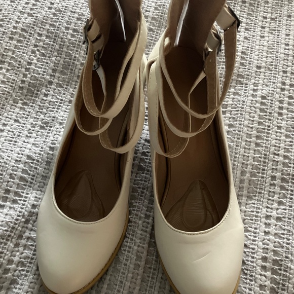 Cream strappy heels - Picture 3 of 4